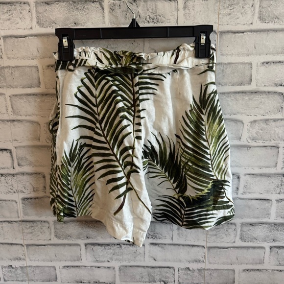 Women’s H&M palm print pleated linen blend belted shorts Size 4 - Picture 3 of 4